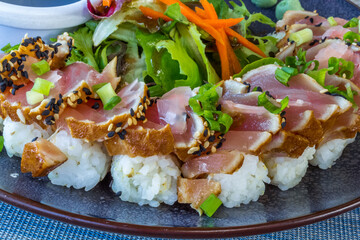 Tataki de thon sur riz parfumé façon sushi 