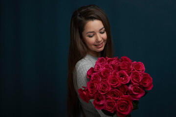 Young woman holding bouquet of roses flowers