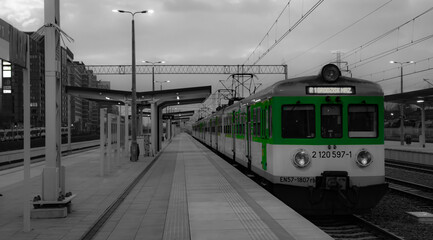The green train at the Warszawa Gł&oacute;wny station