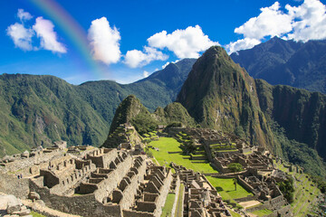 古代インカ遺産のマチュピチュ遺跡と虹