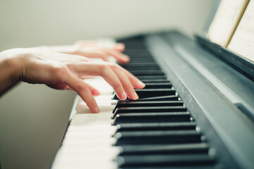 Obraz na płótnie Canvas hands on the piano close-up