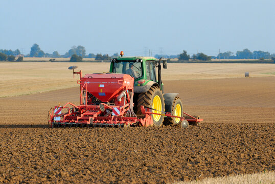 Labour d'un champ de bl&eacute; et semis colza simultan&eacute;