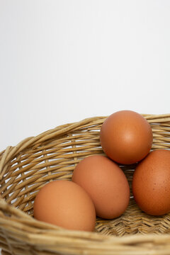 Uova in cestino di paglia, Uova di pasqua