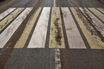pedestrian crossing, lines from top to bottom
