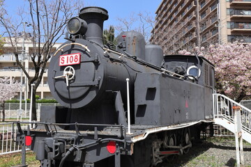 Fototapeta na wymiar 公園に展示されている蒸気機関車S108