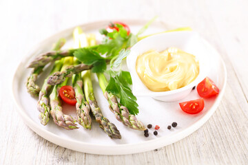 fresh asparagus with dipping sauce