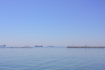 Obraz premium Ships on the seascape horizon, natural blue background, pure sky