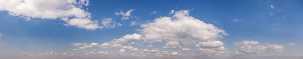 Fototapeta premium Wide sky panorama with scattered cumulus clouds