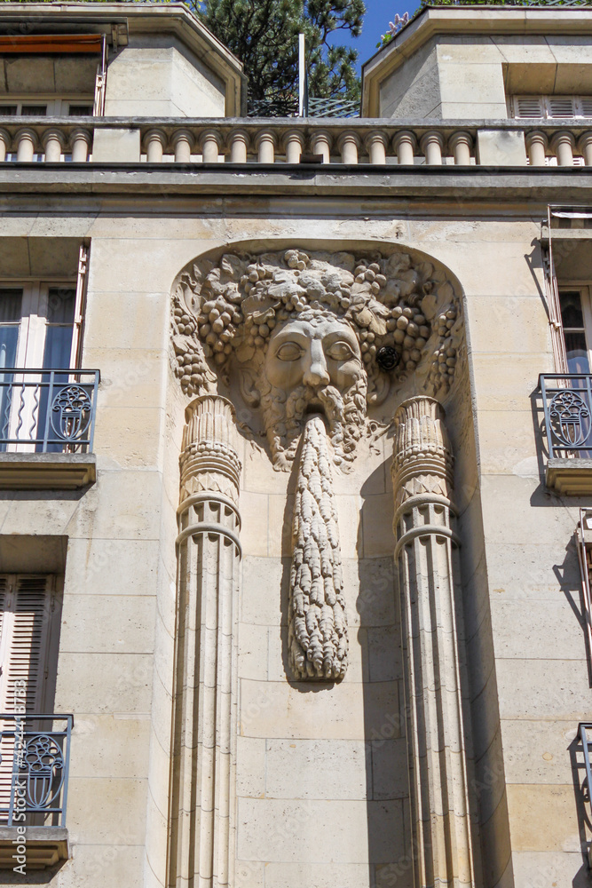 Poster Mascaron d'immeuble ancien à Paris