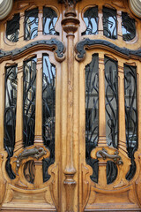Porte en bois d’immeuble art nouveau à Paris