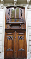 Porte en bois d’immeuble ancien à Paris