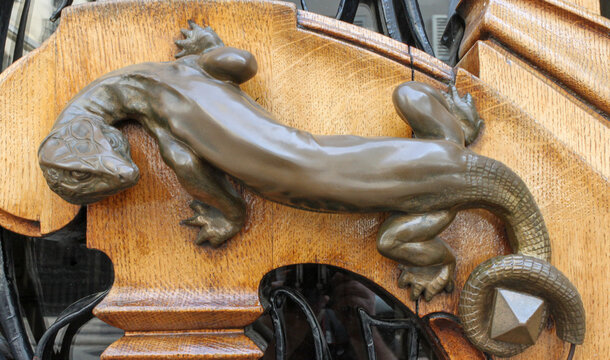 Salamandre d'une porte d&rsquo;immeuble ancien &agrave; Paris