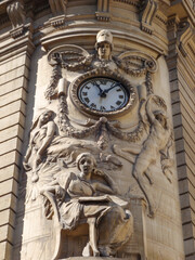Fototapeta na wymiar Horloge d'immeuble ancien à Paris