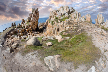 Paysage et rochers sur la côte Bretonne © claudebencimon