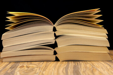 Offene Bücher auf einem Tisch gestapelt