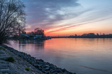 Naklejka premium Sonnenaufgang am Hafen in Schierstein