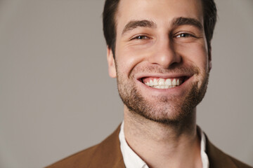 Obraz premium Unshaven brunette man smiling and looking at camera