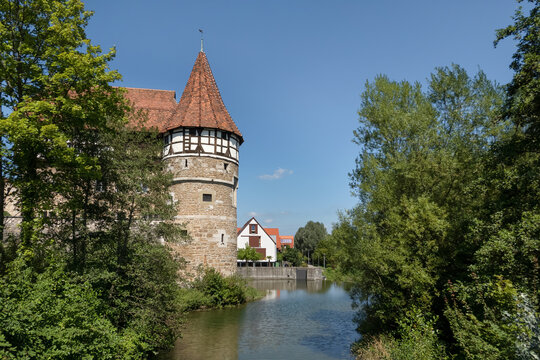 Balingen, Deutschland - Sehensw&uuml;rdigkeit Wasserturm am Fluss Eyach, alter runder Wehrturm aus Stein und Fachwerk