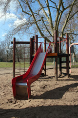 rutsche und klettergerüst