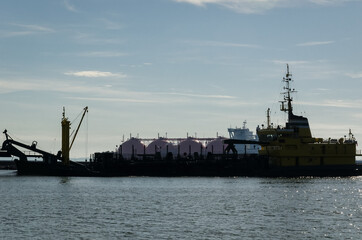 HOPPER DREDGER - Specialized ship and LNG carrier in the background 
