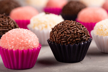 Table with brigadeiro and various party sweets.
