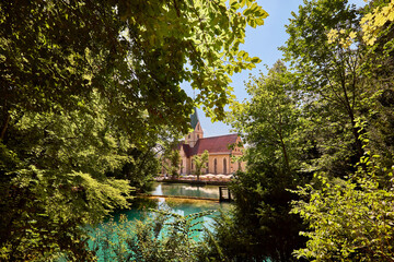 Die katholische Kirche Mariä Heimsuchung in Blaubeuren. Deutschland, Baden-Württemberg, Blautopf