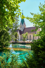 Die katholische Kirche Mariä Heimsuchung in Blaubeuren. Deutschland, Baden-Württemberg, Blautopf