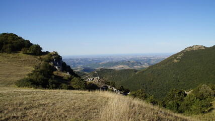 Naklejka premium Vista dal sentiero a Poggio San Romualdo nelle Marche