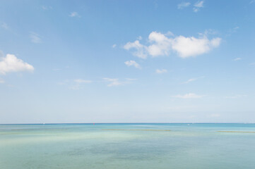 青空とエメラルドグリーンの遠浅の海