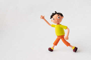 粘土の手をあげる男の子