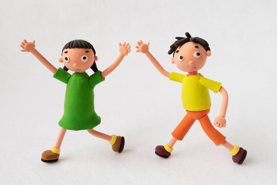 粘土の手をあげる子供達