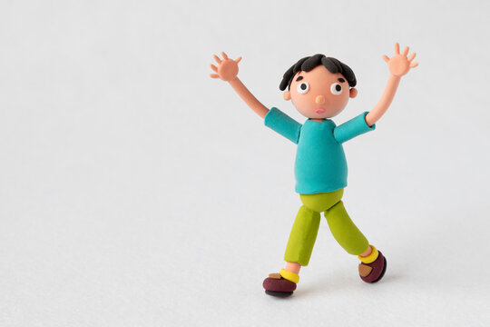 粘土の両手をあげる男の子