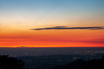 山上から望む夜明けは空を赤く染めていました