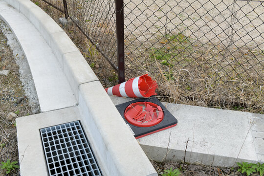 壊れた三角コーン