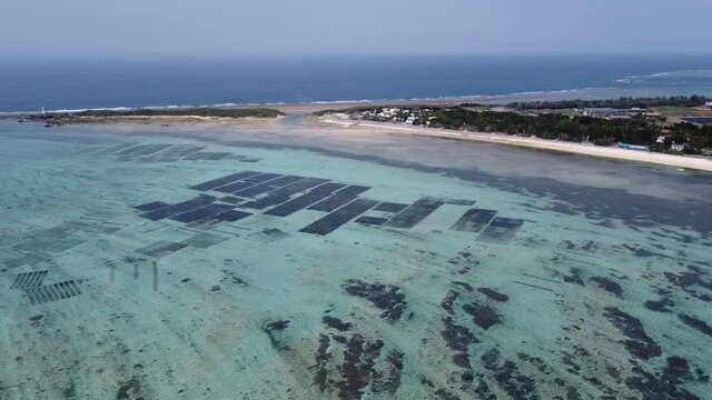 空から見る美しい沖縄の海　備瀬ビーチ02