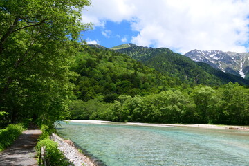 中部山岳国立公園、初夏の上高地。松本、長野、日本。６月下旬。