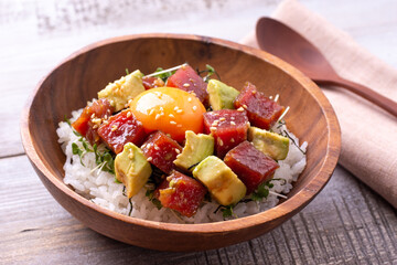 アボカドマグロ丼