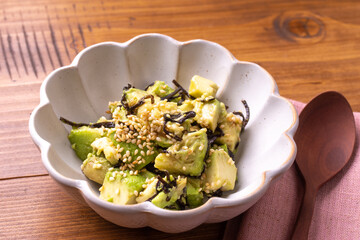 アボカドの塩こんぶ和え