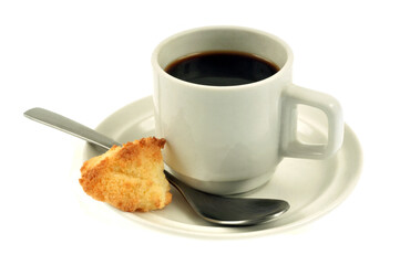 Rocher noix de coco et tasse de café en gros plan sur fond blanc