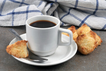 Rochers noix de coco et tasse de café en gros plan
