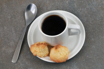 Rochers noix de coco et tasse de café en gros plan vus de dessus