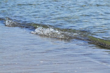 Fototapeta premium Waves hitting the shore