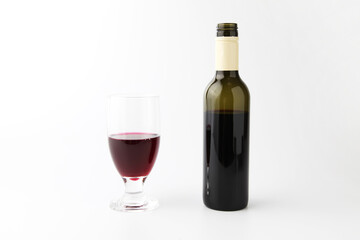 赤ワイン グラスとボトル 瓶 白背景 - 424473573