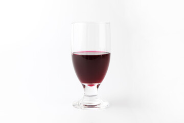 グラスに注いだ 赤ワイン 白背景