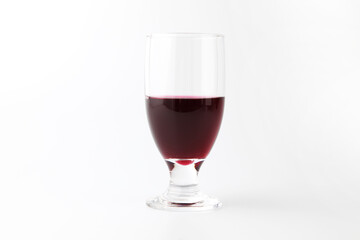 グラスに注いだ 赤ワイン 白背景