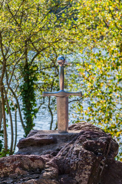 Mythique for&ecirc;t de Broc&eacute;liande en Bretagne, l&eacute;gendaire &eacute;p&eacute;e du Roi Artur.