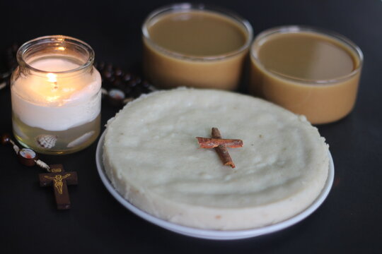 Unleavened rice cake made of of rice flour, garlic, lentils on Maundy Thursday in memory of Passover and the last supper. Christians from Kerala call this as Pesaha Appam or Kurishu appam