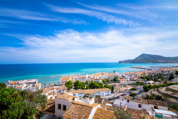 Fototapeta premium Altea, un precioso pueblo de la costa alicantina situado junto al Mar Mediterráneo. Altea, a beautiful town on the Alicante coast located next to the Mediterranean Sea. 