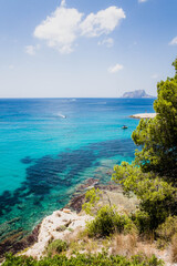 Teulada-Moraira y sus aguas cristalinas. Mediterr&aacute;neo en vivo. Concepto de viajes