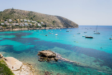 Teulada-Moraira y sus aguas cristalinas. Mediterráneo en vivo. Concepto de viajes